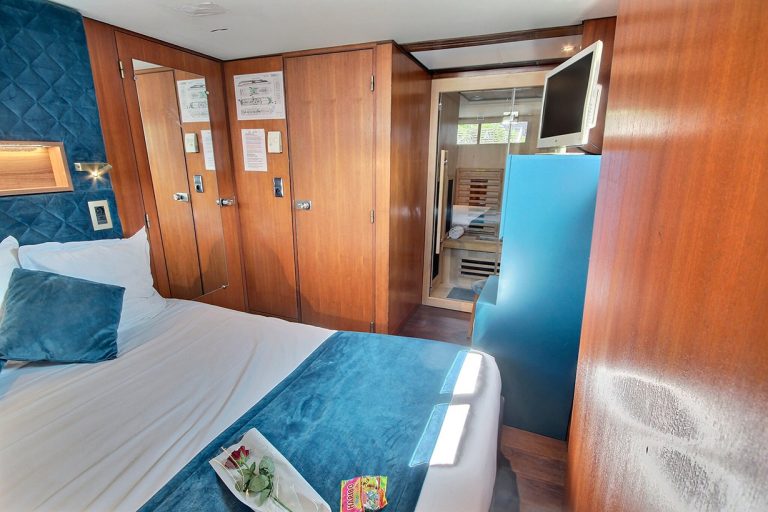 Cabine double avec sauna à bord du yacht
