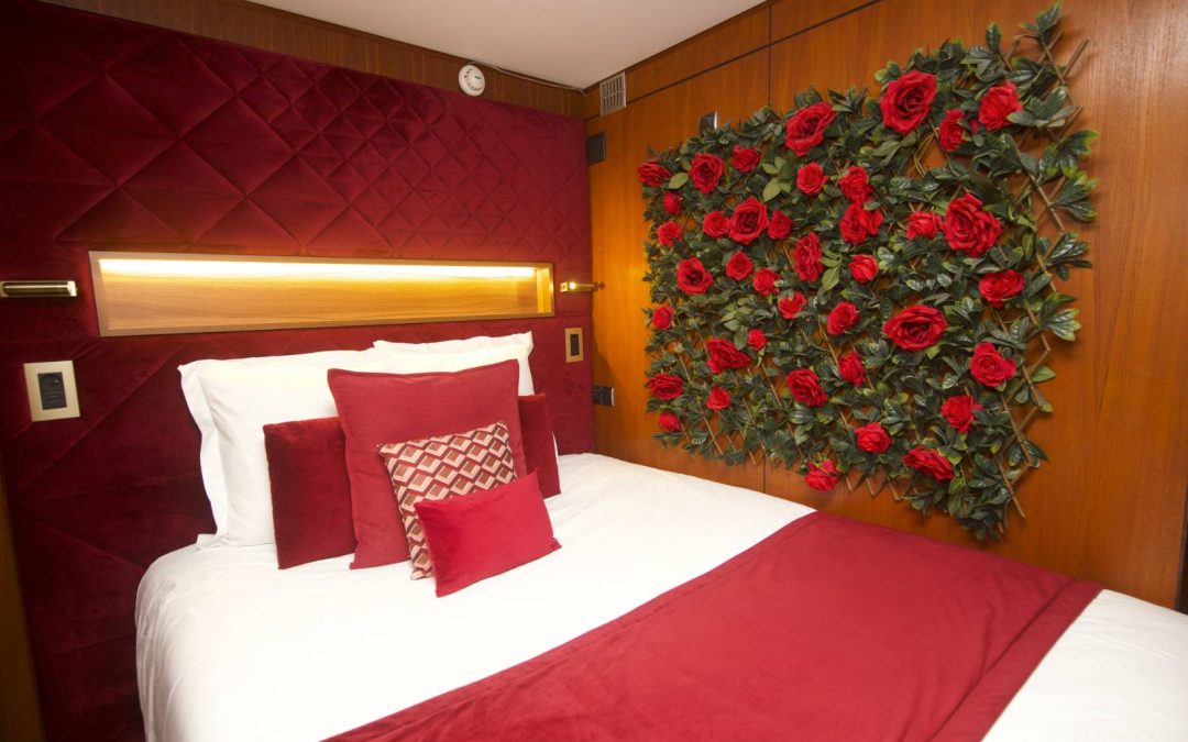 Fêter son anniversaire de mariage à Paris : dîner, croisière et nuit en suite avec spa privatif