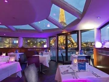 Restaurant panoramique du yacht pour le dîner du réveillon