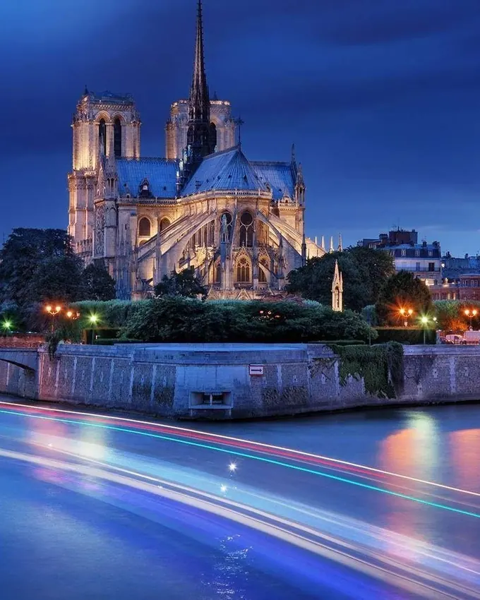 Notre-Dame illuminée vue de la Seine pendant la croisière