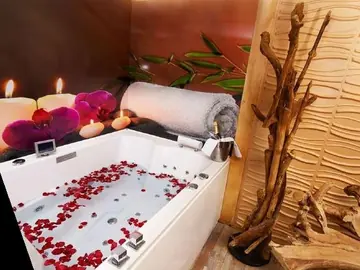 Suite avec jacuzzi et pétales de roses pour la nuit du Nouvel An
